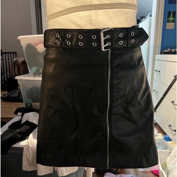 Black leather skirt with a belt - Picture 2 of 2